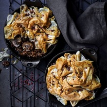 Beef caramelised onion pot pies